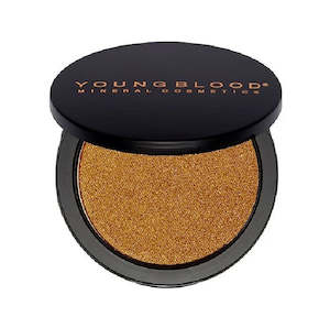 Makeup: Light Reflecting Highlighter