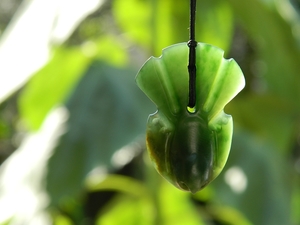 Products: Pounamu Fantail / Pīwakawaka — A Carved Piece