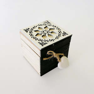 Box With White Floral Lid & Heart - Small