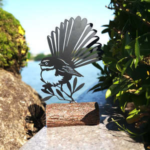Figurines Sculptures: Fantail On Log - 23cm