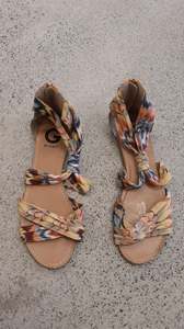 Shoes 1: G U E S S Flats 39