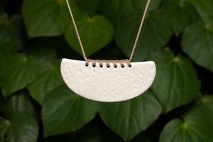 Aho Uku: Mangopare Whakakai (Pendant), Mā PREORDER