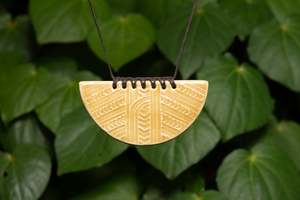 Aho Uku: Rauponga Whakakai (Pendant), Amber