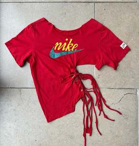 TIT4TATS Swoosh Fringe Tee (S)