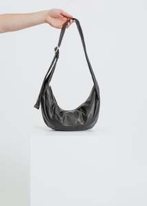Accessories: FRIEZE LEATHER BAG / BLACK