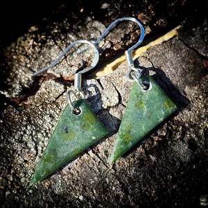 NZ Greenstone Pounamu Hanging Hook Earrings (N610)