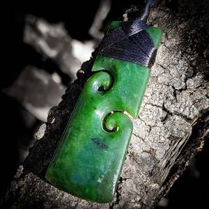 Nz Greenstone Pounamu: NZ Greenstone / Pounamu Double Koru Toki Pendant Necklace (N647)