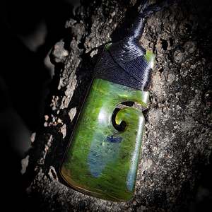 Nz Greenstone Pounamu: NZ Greenstone / Pounamu Koru Toki Pendant Necklace (N646)