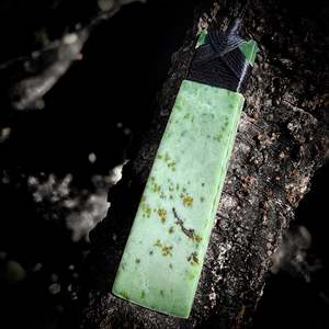 NZ Greenstone / Pounamu Toki Pendant Necklace (N642)