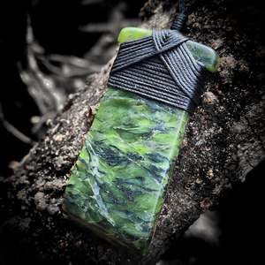 NZ Greenstone / Pounamu Toki Pendant Necklace (N638)