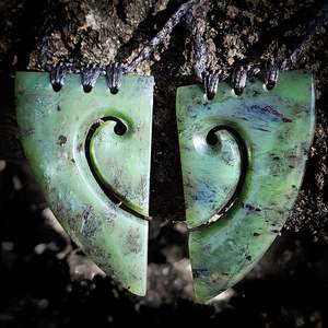 NZ Greenstone Pounamu Pair Matching 2pcs Koru Heart Pendant Necklaces (N634)