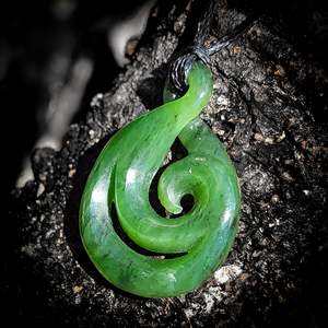 NZ Greenstone / Pounamu Koru Twist Carved Pendant Necklace (P13B1)