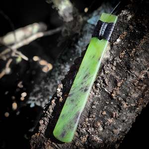 NZ Greenstone Pounamu Toki Pendant Necklace (N620)