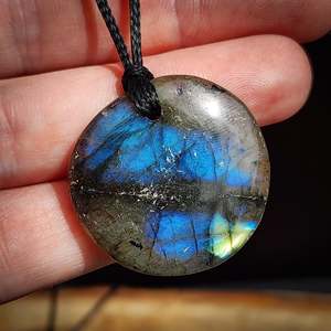Gemstone Pendants: Natural Labradorite Round Freeform Pendant Necklace (1BBB306)