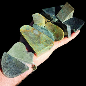 1kg Raw New Zealand Greenstone / Pounamu Carving Slices (R14B614)