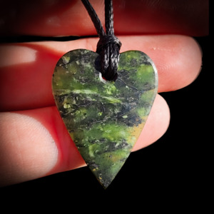 Nz Greenstone Pounamu: NZ Greenstone Pounamu Heart Pendant Necklace (N816)