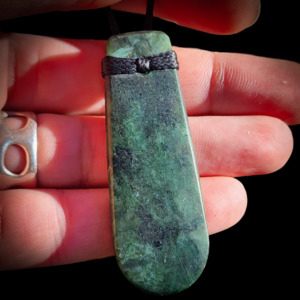Nz Greenstone Pounamu: NZ Greenstone Pounamu Toki Pendant Necklace (N814)
