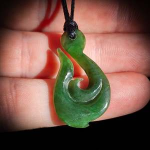 Nz Greenstone Pounamu: NZ Greenstone Pounamu Koru Hook Pendant Necklace (N811)