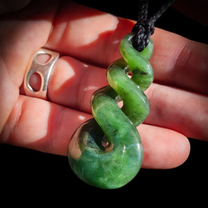 Nz Greenstone Pounamu: NZ Greenstone Pounamu Large Twist Pendant Necklace (N810)