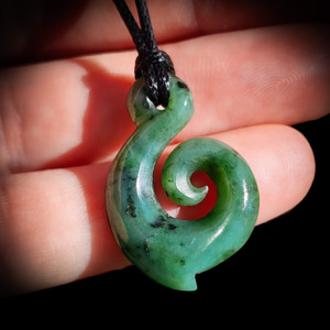 Nz Greenstone Pounamu: NZ Greenstone Pounamu Koru Twist Pendant Necklace (N808)
