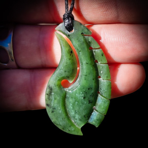 NZ Greenstone Pounamu Notched Fern Hook Pendant Necklace (N805)