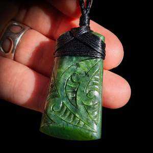 Nz Greenstone Pounamu: NZ Greenstone Pounamu Etched Toki Pendant Necklace (N802)