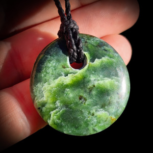 Nz Greenstone Pounamu: NZ Greenstone Pounamu Round Pendant Necklace (N796)