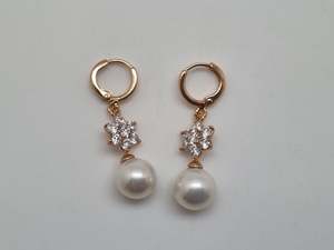 Jewellery: 18k Gold and Pearl earrings