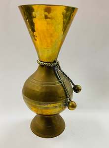 Metalware Vases: Vintage brass vase with rope design