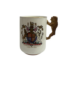 Royal Memorabilia: Paragon single handled mug for the commemoration of Queen Elizabeth trip to New Zealand