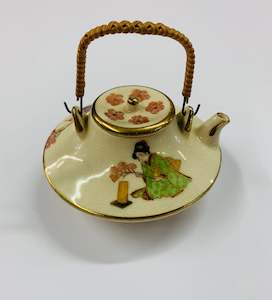Oriental Antiques: Satsuma small teapot Meiji period