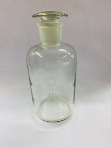 Glass And Crystal: Pyrex 1 litre glass chemist bottle