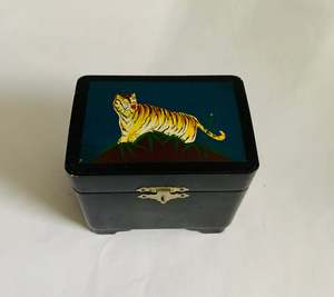 Jewellery: Lacquer musical jewellery box with tiger on the top