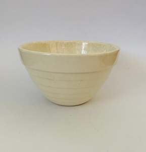 Pottery: Crown Lynn Beehive small mixing bowl