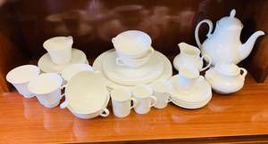 Toby Jugs: Royal Doulton white dinner set