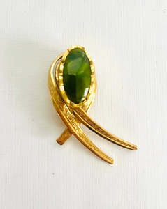 Costume Jewellery: Vintage Greenstone Brooch in Gold Metal swirl