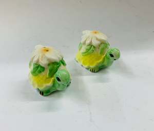 Chinaware: Novelty Turtle salt and pepper shakers