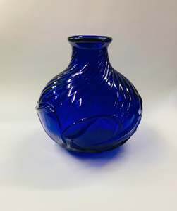 Glass And Crystal: Vintage cobalt blue glass vase