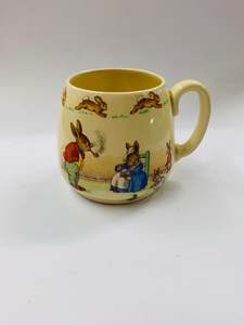 Royal Doulton Bunnykins Mug Feeding the bunny