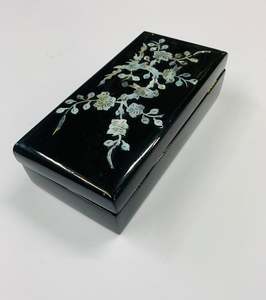 Home Decor: Black lacquer and mother of pearl jewellery box