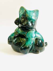 Pottery: Blue Mountain Pottery Cat with Ball of Yarn