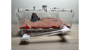 Large living area (350 x 240 x 105mm) =volcano - red