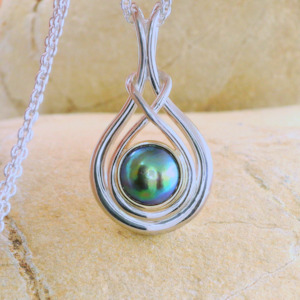 Birthday: Pearl Cruise Trip Necklace - Two-tone