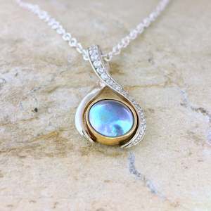 Regular Priced: Pearl Elegant Bow Necklace