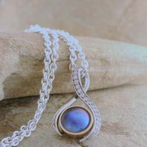 Pendants: Pearl Elegant Bow Necklace