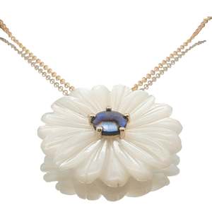 Pendants: 9ct Yellow Gold Paua Pearl Marlborough Daisy Necklace