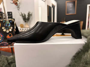 Zoe Kratzmann: Mode Mule Black