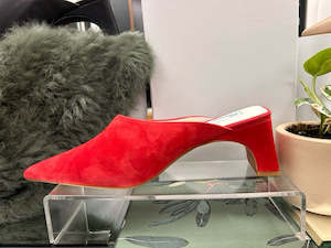 Zoe Kratzmann: Mode Mule Crimson