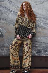 Bottoms: Stretch a Leg Pant