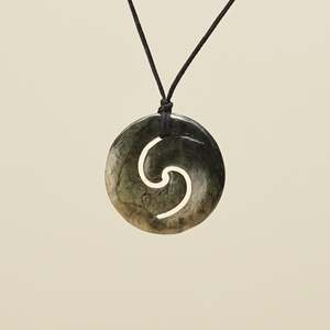Medium Raukaraka Pounamu Koru
